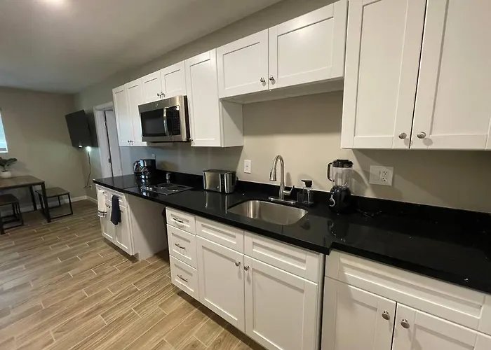 New Stylish Midtown With One Bedroom *