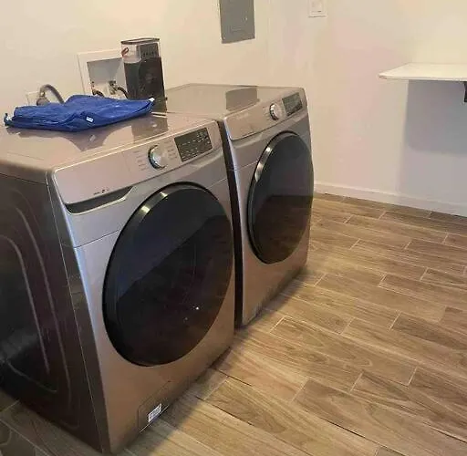 New Stylish Midtown With One Bedroom Apartment *