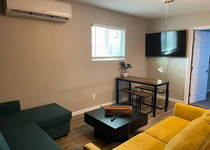 New Stylish Midtown With One Bedroom *